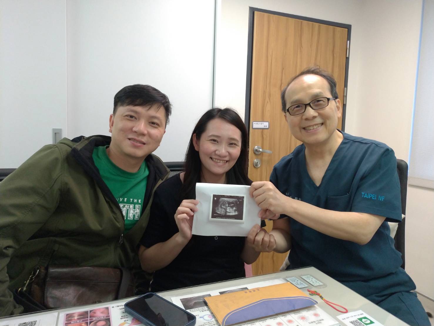 經歷過三次工之後，其實感到有點挫折，決定先休養生息一小段時間，但內心仍然記得一直以來黃醫師和護理師們的叮囑和鼓勵，在努力一次看看，竟然成功地自然受孕!