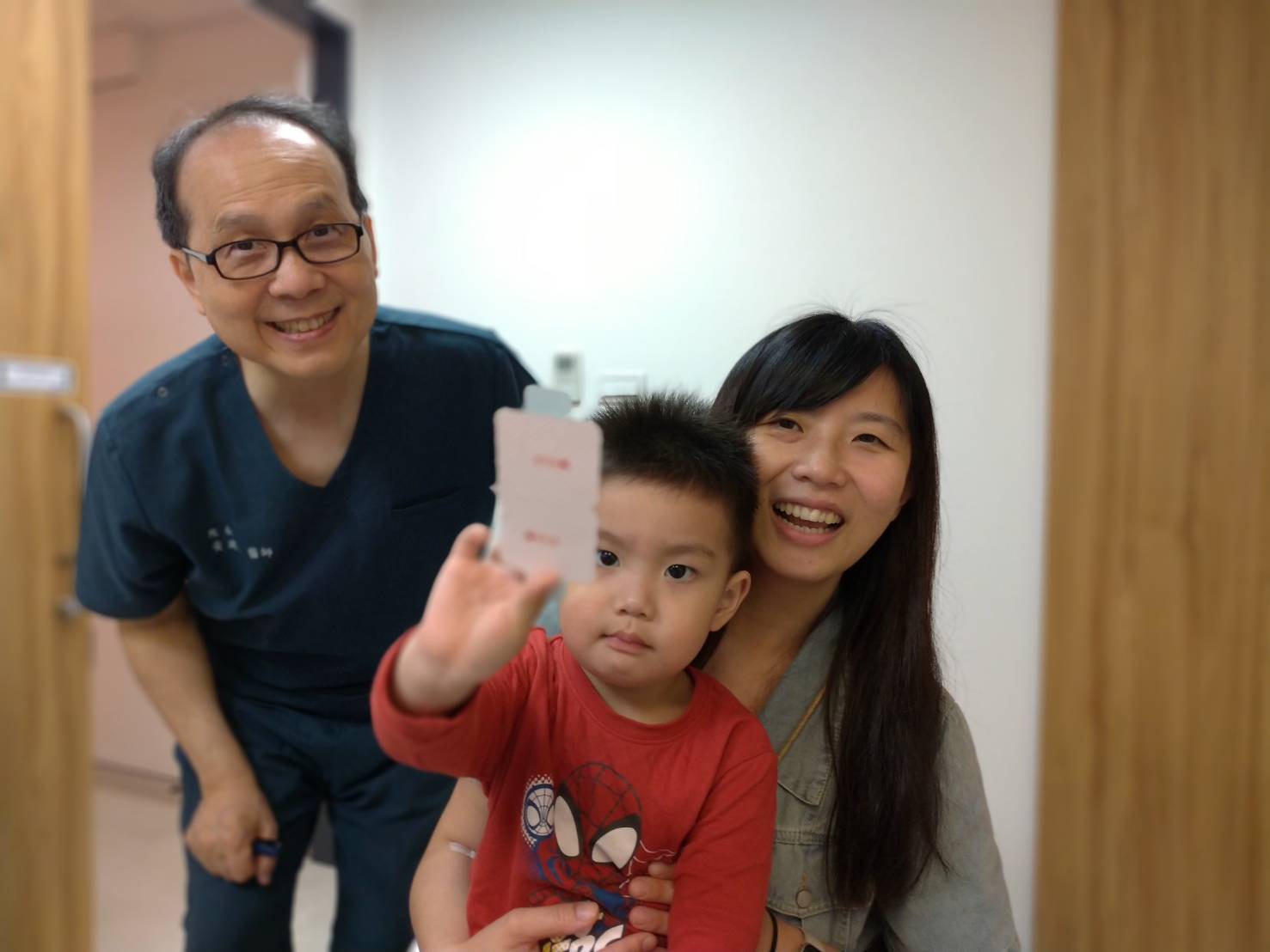 活潑小帥哥回娘家看院長阿公！